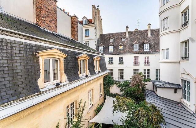 A Verdant Escape:580m2:Expansive Townhouse Nestled in a Marais Cul-de-Sac