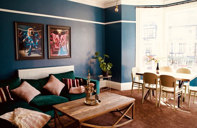 Boutique Apartment - Sleeps 6 & Free Parking
