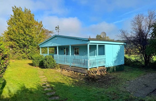 Blue house just 2 minutes from the Parc Animalier de Saint Croix!
