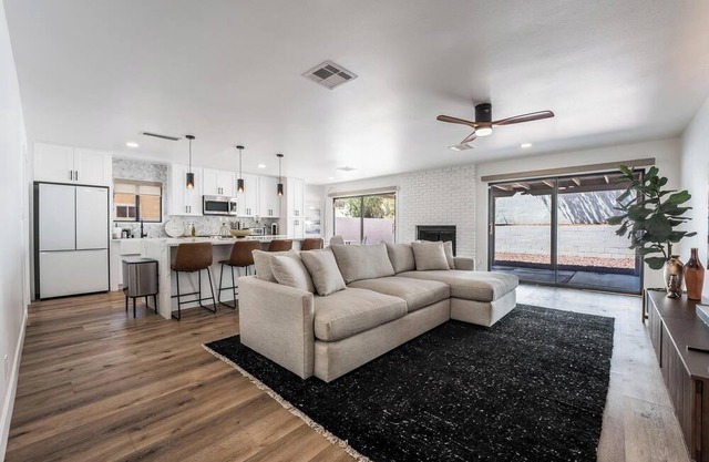 Desert Vibes - Stylish 3BR Near Strip & Airport