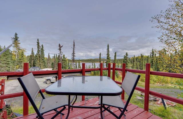 Ultimate Alaskan Retreat: Lakefront Soldotna Cabin