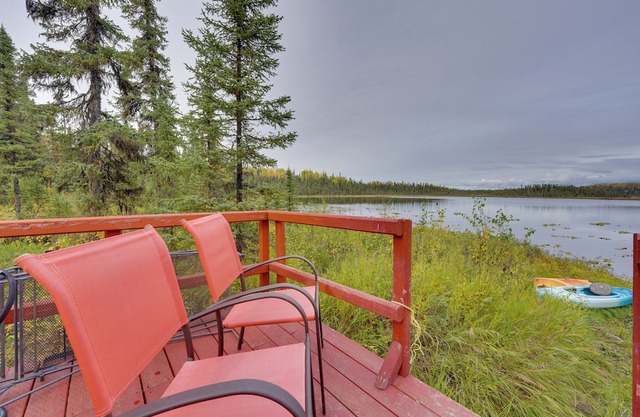 7 Mi to Kenai River: Soldotna Cabin w/Lake Access