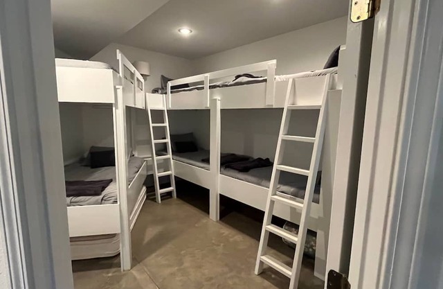 Must See at Lake Wedowee! Year-round deep water that comfortably sleeps 14-16.