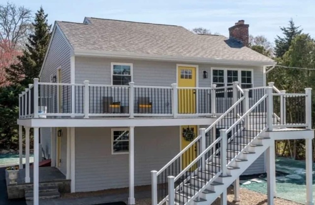 The Sweet Escape – Stylish Beach Retreat in Padanaram w/private beach access