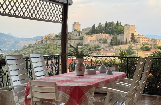 Benesié- Elegant villa with pergola castle view
