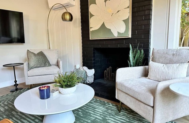 3-BR Stylish Mid Century Modern Home with Parking