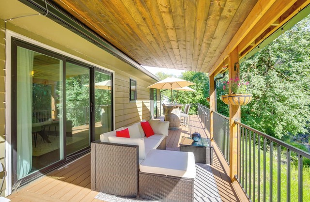 Modern Creekside Retreat 1 Mi to Spirit Mtn Casino
