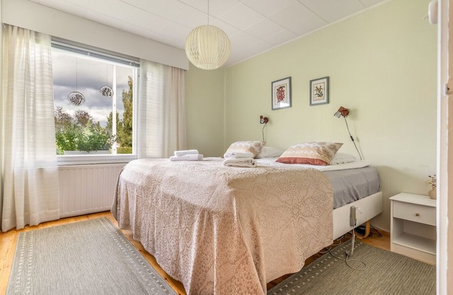 Spacious Riverside House with Private Sauna & Free Parking