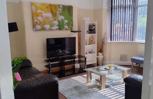 The Mancunian Pride Near United Stadium-4 BR Family house