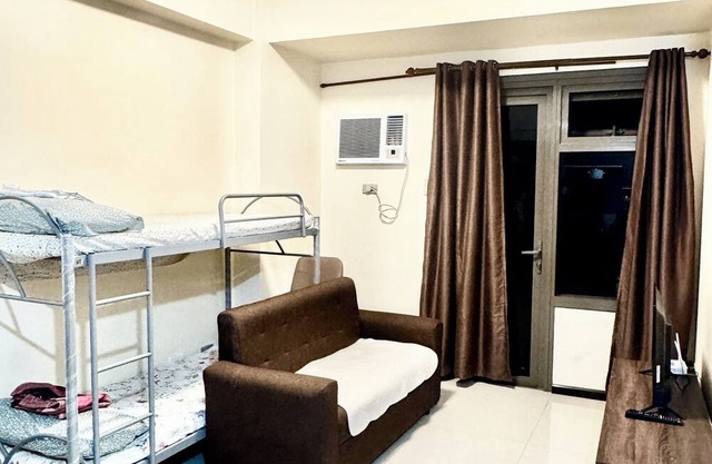 Chic 1-bedroom condo with fitness room and AC in brilliant Pasay City