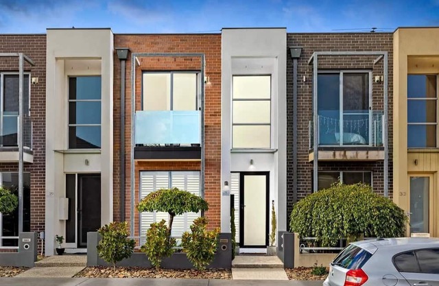 Luxe Riverside 3BR Walk to Flemington Racecourse and Showgrounds 16 mins CBD