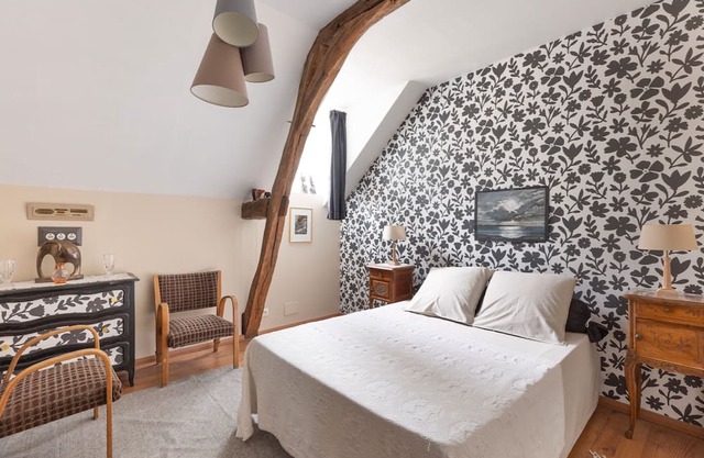 Guest Room 'Le Clocher' with Shared Garden and Wi-Fi