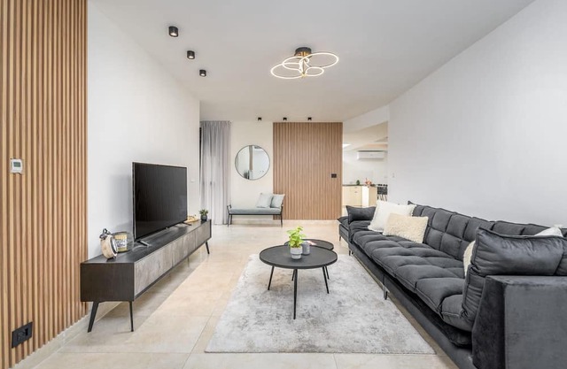Luxury 5BR Huge Oasis by the Shuk