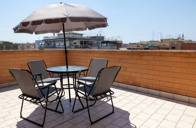 Azalee Urban Nest - One Bedroom Guest House, Sleeps 2