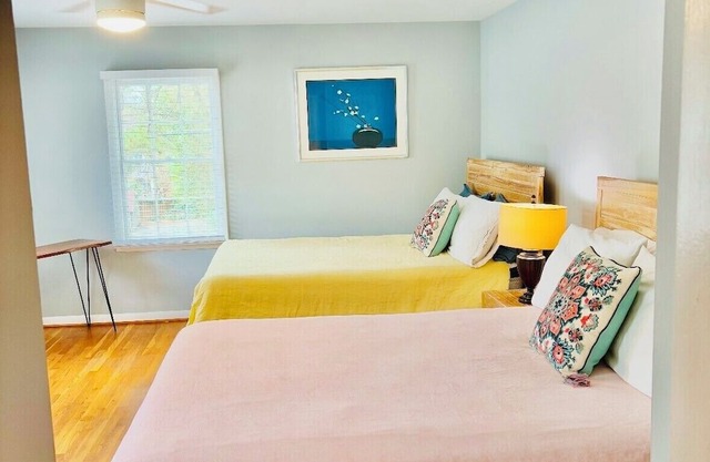 Midtown House, Walk to Piedmont Park, private Fire Pit, Sleeps 14, free parking