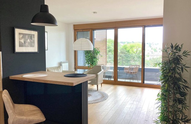 Skyline Panorama Apartment Balcony, Garage & Spa Access