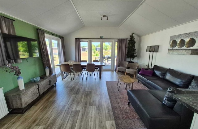 Detached 3 bedroom waterfront bungalow