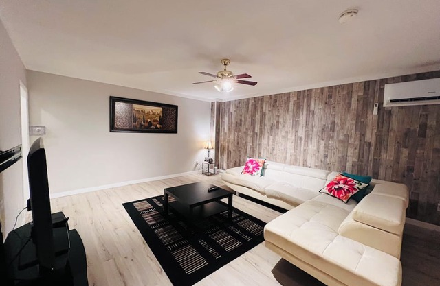 Clean 2-bedroom house in Downtown with 1Gbps