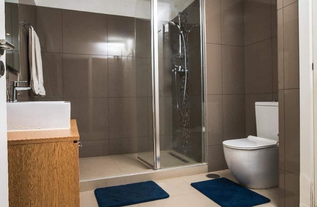 Chic 1-bedroom apartment with fitness room and AC in vibrant Accra