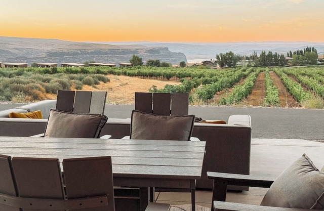 Luxe Winery Spa Retreat with Columbia Gorge & Lake Views 2bd/2ba