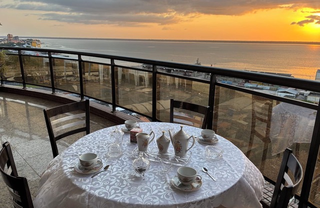 Apartment with BEAUTIFUL VIEW, 3 suites, NOBLE AREA, COP 30, complete condominium.