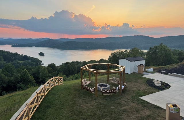 Luxury Mountain & Lakeside Retreat with Hot Tub