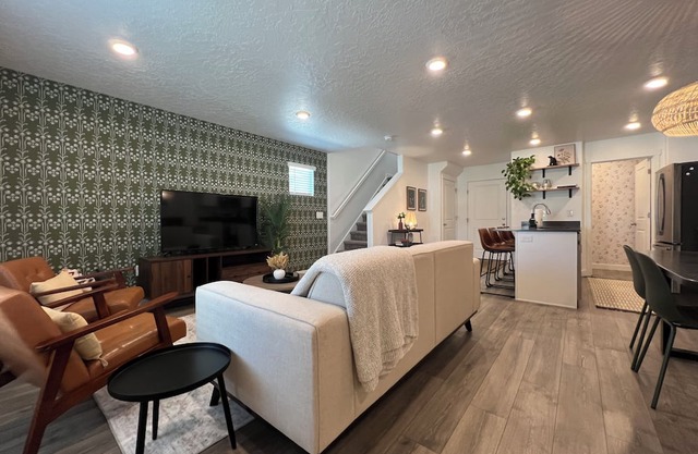 Charming Layton Townhome. Cozy home near Hill AFB, Lagoon & Snow Basin.