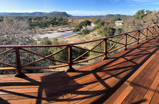 Mountain View Lodge- Riverfront 23-Acre Ranch