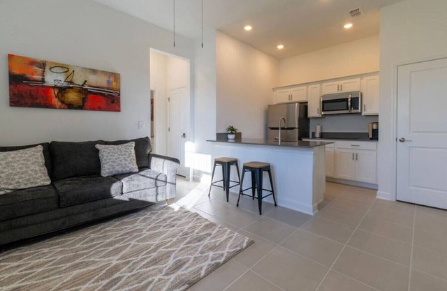 Apartment for travel workers/desk & full kitchen