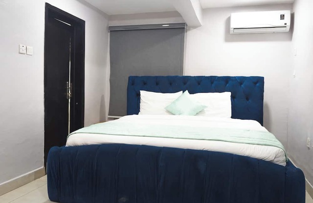 Sunstone welcoming apartment with AC in lively Lagos