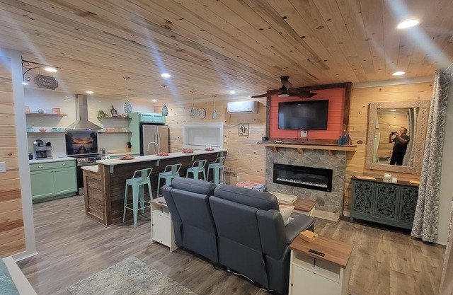 Charming 1-bedroom cabin on Little Blue River.