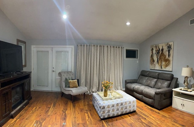 Modern 3-bedroom house in charming Shreveport with AC