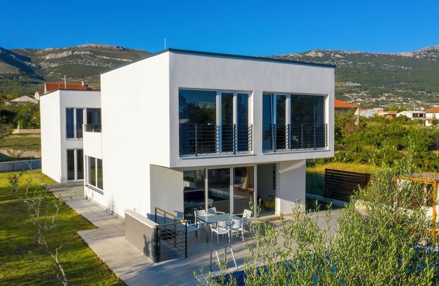 Wonderful 5-bedroom villa with swimming pool in Kaštel near Trogir and Split