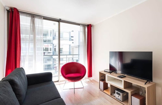 Urban Red 2BR W/Wifi, Tv, Pool & Gym