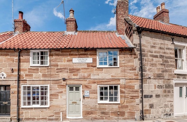 CHIMES COTTAGE, pet friendly, with a garden in Guisborough
