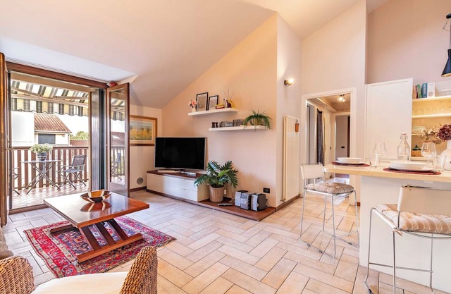 Livable terrace, brightness and comfort, just a step away from the Acorn!
