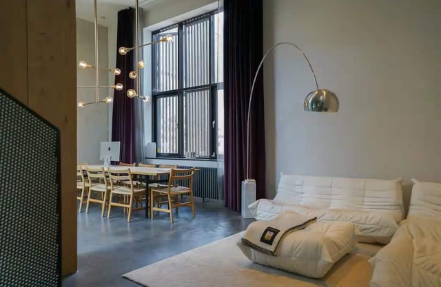 200 sqm I atrium I 6 m ceilings I parking I center I bikes