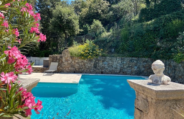 Holiday Home 'Paisible Avec Piscine Privée' with Mountain View, Wi-Fi and Air Conditioning