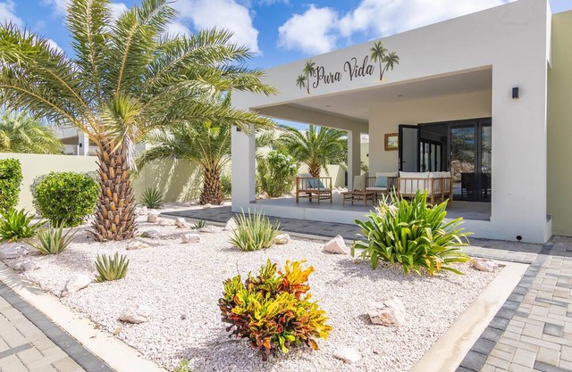 Villa Pura Vida Mambo Beach