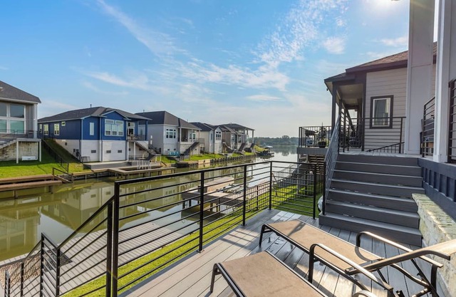 Catch, Paddle, Splash—Luxury 4BR on Lake Conroe