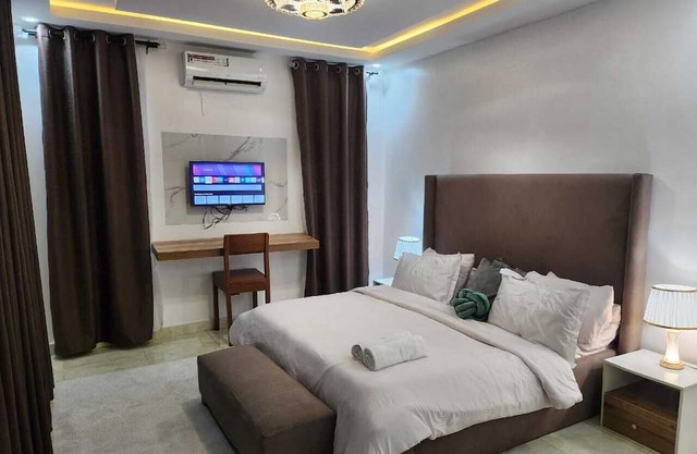 Charming 2-Bedroom Duplex Minute from LBS
