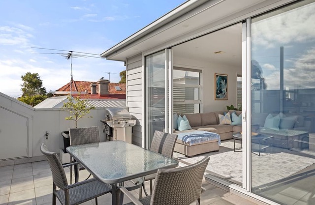 Seagulls Nest - Beautiful spacious pet friendly home next to the ocean