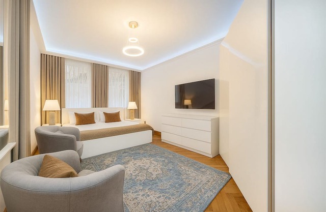 Luxury Kensington Apartment - 1 minute walk to High Street Kensington Station!