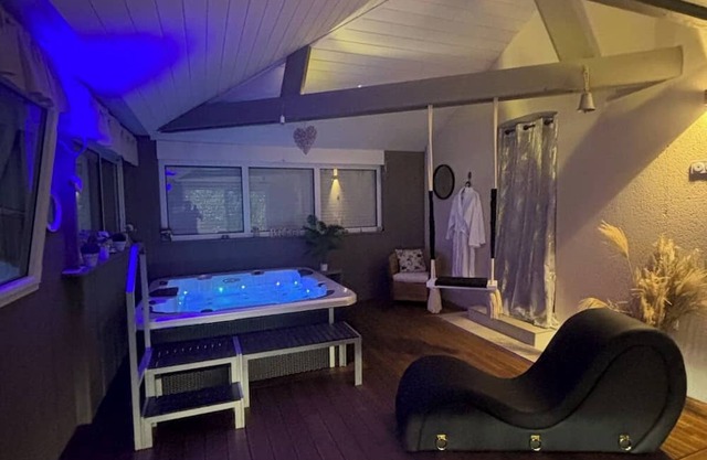 Charme & Sens charming house with indoor jacuzzi