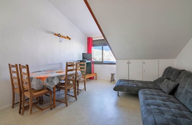 Apt for 4 people at the foot of the slopes and hiking trails with views over the valley