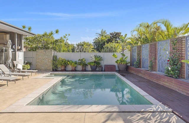 SHELLY BEACH HOUSE - FAMILY FRIENDLY WITH POOL, WALK TO BEACH