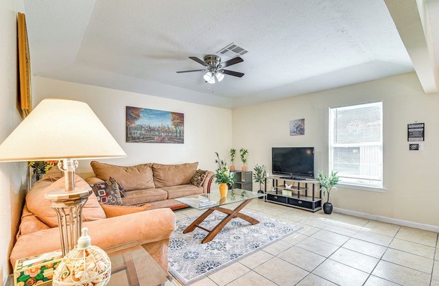 2 Mi to Chinatown: Pet-Friendly Houston Home