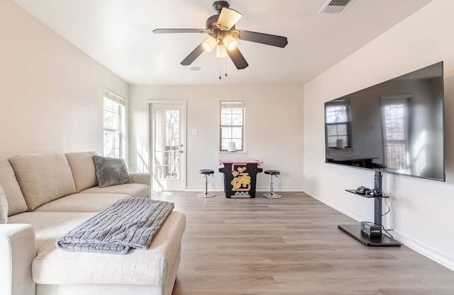 South Austin Hummingbird Hideout: Cozy and Connected with Games & Entertainment
