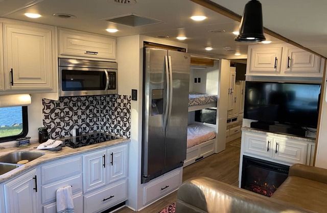 Luxurious 5BD 2BA Class A RV Thor Experience @ KHP