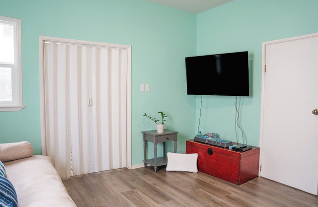 Modern DT LB Retreat Near Beach & Fun